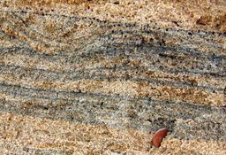 Heavy mineral layers in a quartz beach sand
