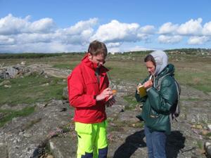 Hope College student consulting with an SGU geologist