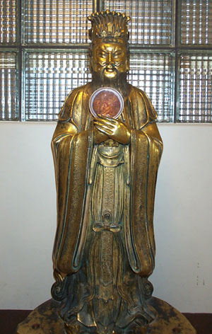 Confucius statue holding a culture plate